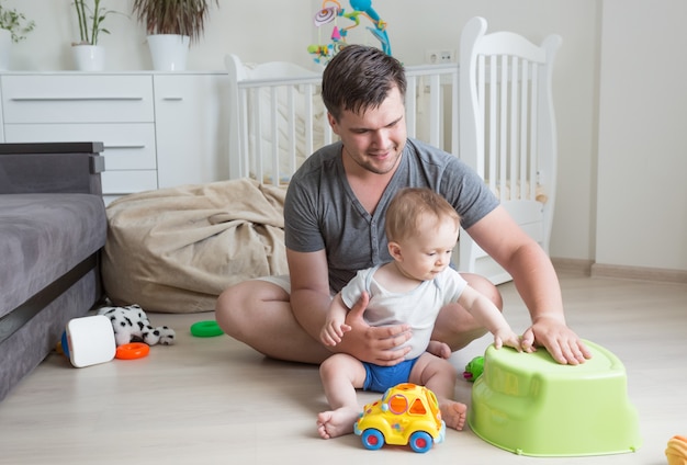 Il giovane padre sta parlando della cura del suo bambino