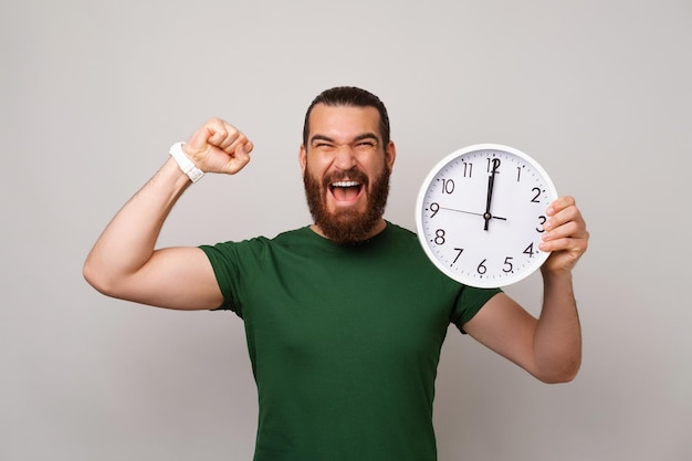 Il giovane potente è felice di aver ottenuto tutto ciò che desiderava in tempo mentre teneva in mano un orologio