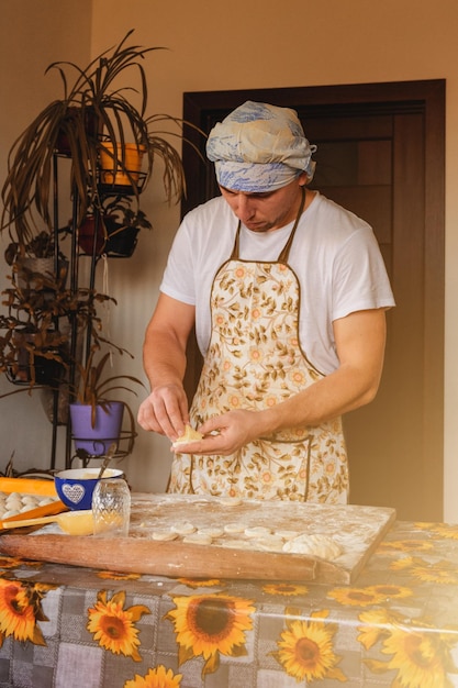 Il giovane prepara gli gnocchi fatti in casa per la cena