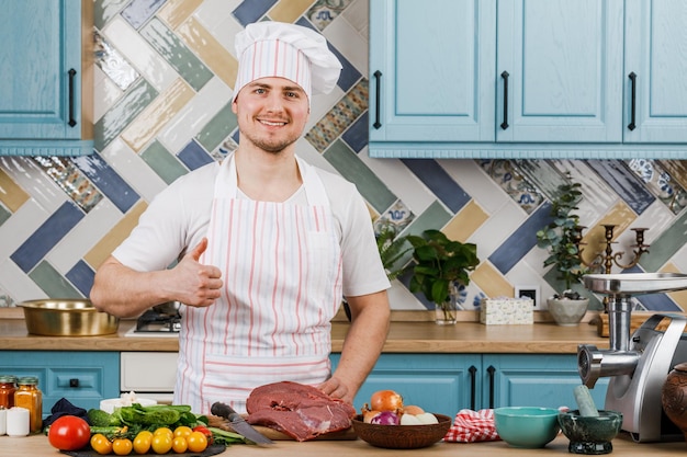 Il giovane prepara il cibo a casa in cucina