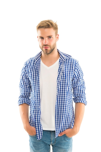 Il giovane ragazzo sexy indossa la camicia di stile casual isolata su bianco, negozio di barbiere.