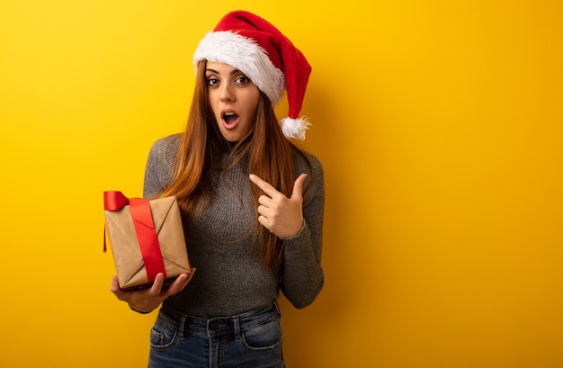 Il giovane regalo grazioso della tenuta della donna ha sorpreso, ritiene riuscito e prosperoso