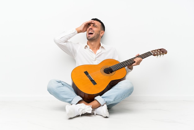 Il giovane seduto sul pavimento con la chitarra ha realizzato qualcosa e intendendo la soluzione