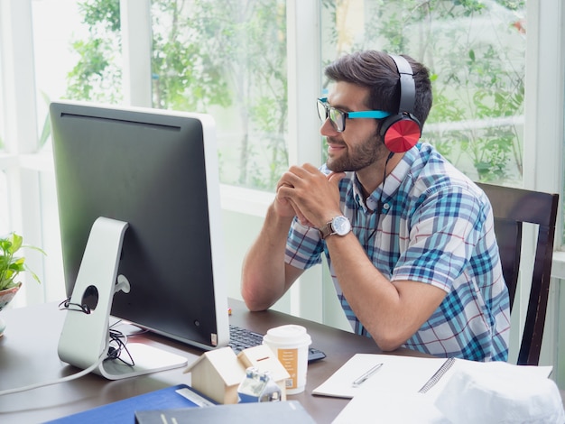 Il giovane si rilassa a casa con l'auricolare