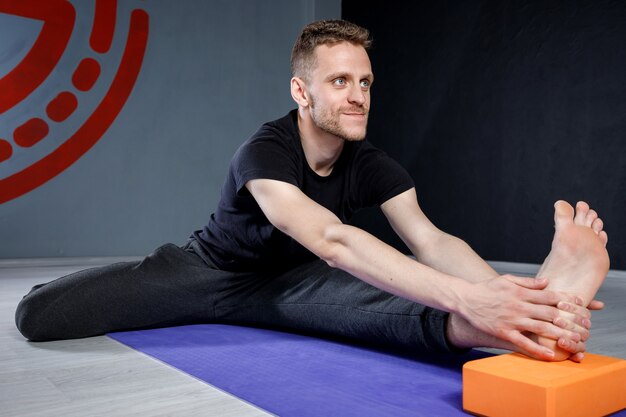 Il giovane sta allungando in palestra