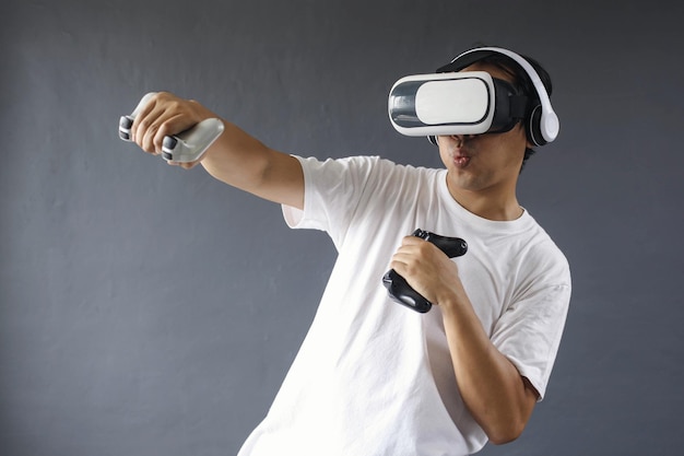 Il giovane sta facendo boxe e usa la realtà virtuale per allenarsi e giocare