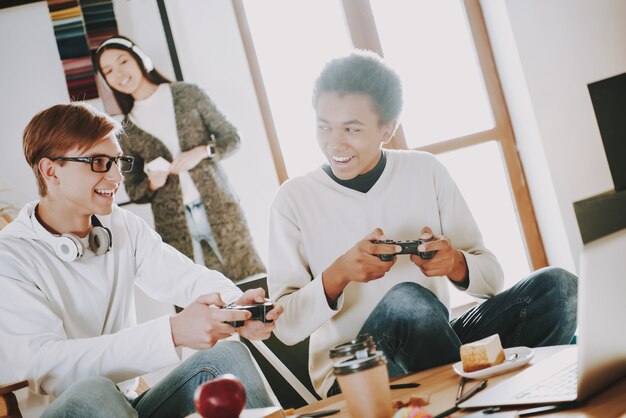 Il giovane sta giocando in un videogioco con un amico.