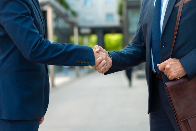 Il giovane stringe la mano con l'uomo d'affari senior