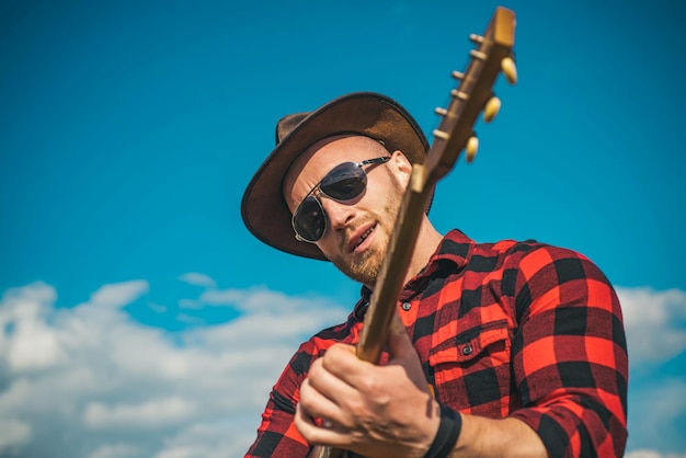 Il giovane suona la chitarra al cielo