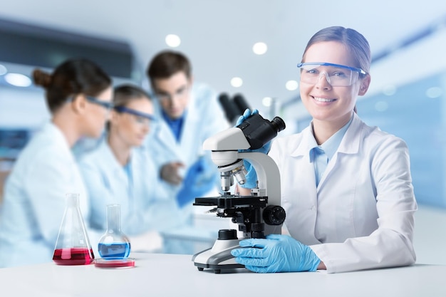 Il giovane team di scienziati ha fatto ricerche in laboratorio con un microscopio.