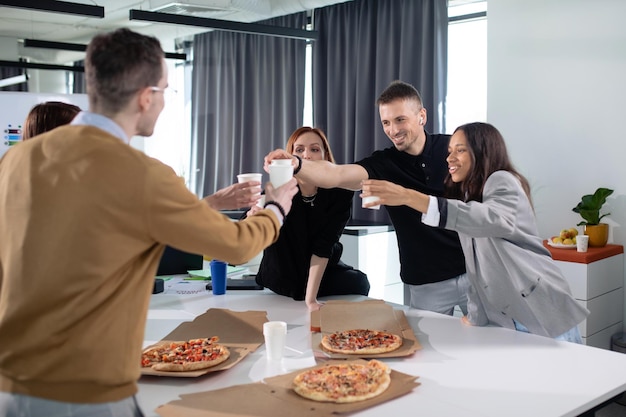 Il giovane team pranza insieme Emozioni positive tra gli impiegati durante il pranzo