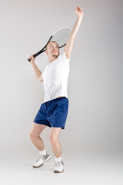 Il giovane tennista gioca a tennis su un grigio