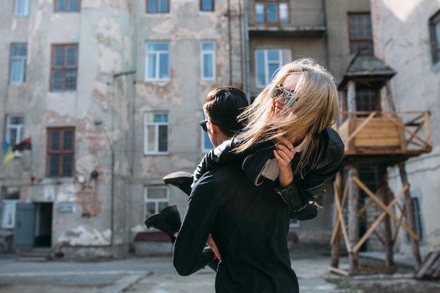 Il giovane tiene la sua bella ragazza sulle mani