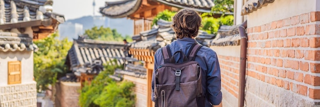 Il giovane turista nel villaggio di bukchon hanok è uno dei luoghi famosi per le case tradizionali coreane