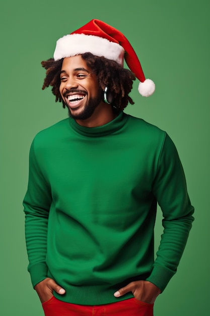 Il giovane uomo afroamericano allegro indossa il dolcevita cappello di Babbo Natale in posa ascolta la musica in cuffia canta la canzone goditi isolato sul colore di sfondo dello studio