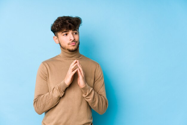 Il giovane uomo arabo ha isolato il piano di preparazione in mente, installante un'idea.