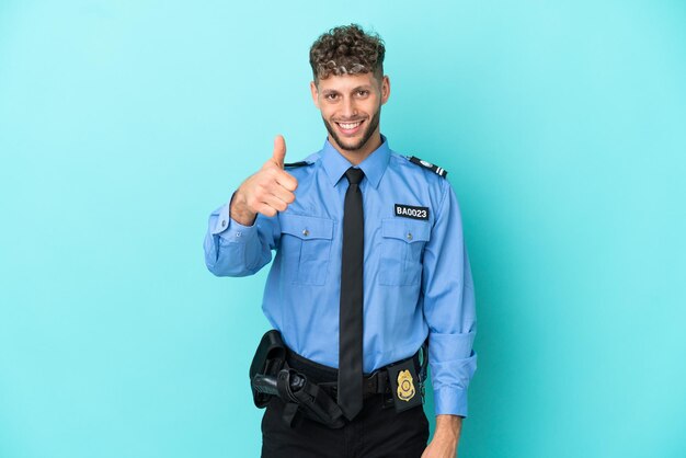 Il giovane uomo biondo della polizia ha isolato il bianco su sfondo blu con il pollice in alto perché è successo qualcosa di buono