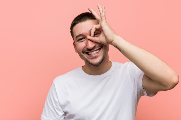 Il giovane uomo casuale ha eccitato mantenendo il gesto giusto sull'occhio