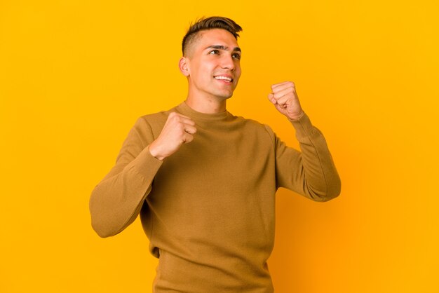 Il giovane uomo caucasico bello ha isolato ballando e divertendosi.