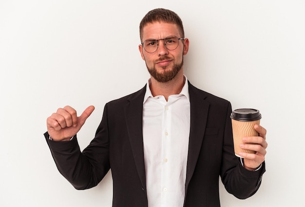 Il giovane uomo caucasico d'affari che tiene il caffè da asporto isolato su sfondo bianco si sente orgoglioso e sicuro di sé, esempio da seguire.