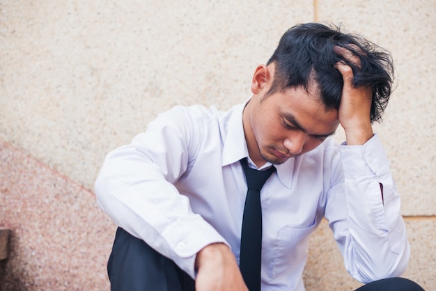 Il giovane uomo d&#39;affari che grida abbandonato ha perso nella depressione