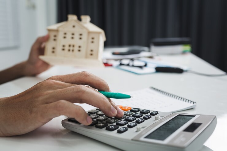 Il giovane uomo di affari che fa il calcolatore finanzia il costo in Ministero degli Interni.
