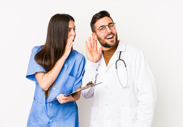 Il giovane uomo di medico e un'infermiera isolati sta dicendo una notizia di frenata calda segreta e stanno guardando da parte