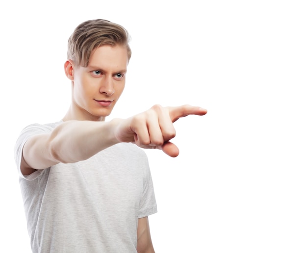 Il giovane uomo felice con la buona idea firma dentro casuals che esamina macchina fotografica isolata su fondo bianco.