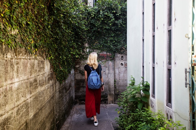 Il giro caucasico del viaggiatore della donna esplora il concetto