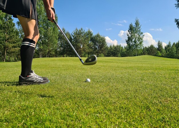 Il golfista colpisce la pallina da golf sul green con la mazza da golf del conducente