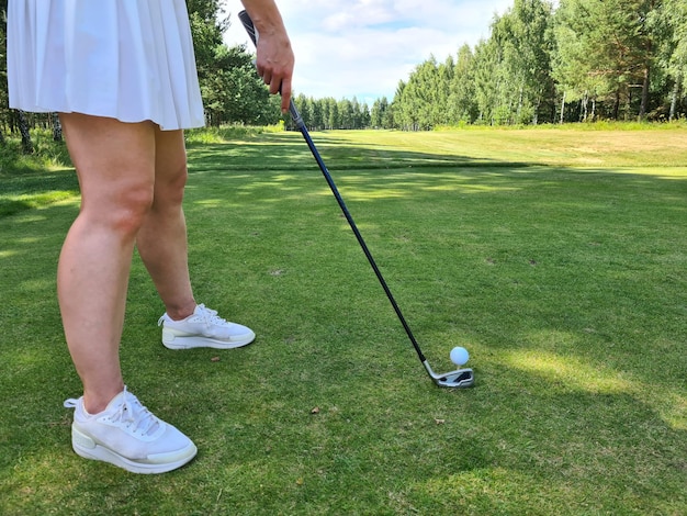 Il golfista si sta preparando a colpire il primo piano della pallina da golf