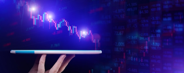 Il grafico azionario in calo emerge da un tablet che un uomo tiene in mano