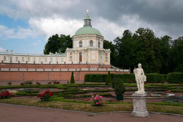 Il grande palazzo Menshikov nel parco Oranienbaum in una soleggiata giornata estiva Lomonosov San Pietroburgo Russia