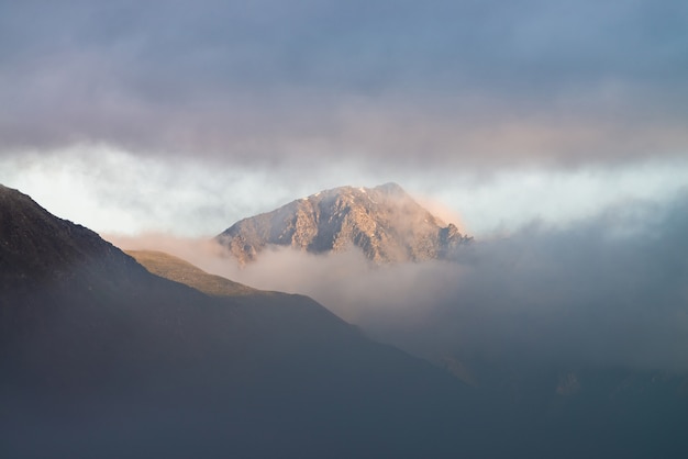 Il grande picco di montagna brilla all'alba