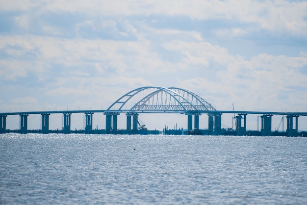 Il grande ponte sul mare costruisce il mare calmo