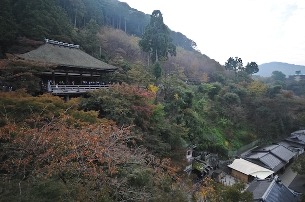 Il grande tempio di Kiyomize nella stagione autunnale a Kyoto in Giappone