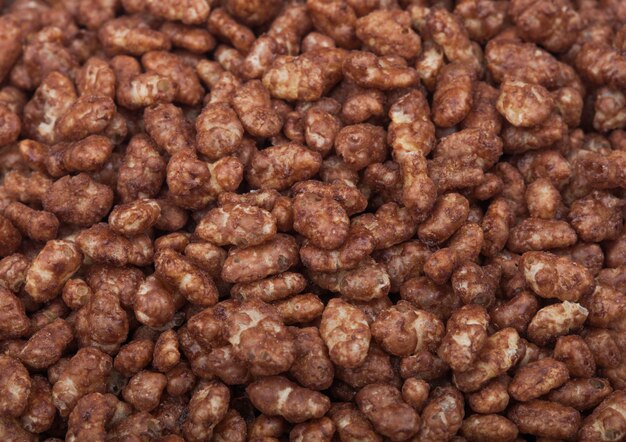 Il granola fresco del cereale di Nic si sfalda con macro struttura del cioccolato