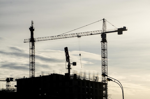 Il grattacielo in costruzione circondato dalle gru a torre