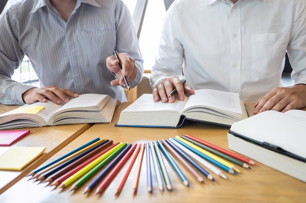 Il gruppo che impara studiando alla conoscenza durante l'aiuto che insegna all'istruzione dell'amico prepara all'esame