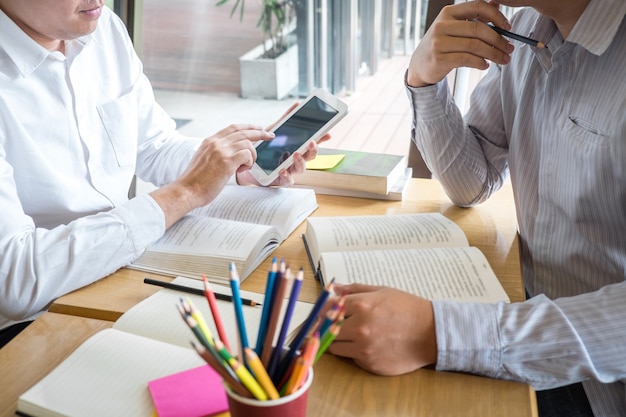 Il gruppo che impara studiando alla conoscenza durante l'aiuto che insegna all'istruzione dell'amico prepara all'esame