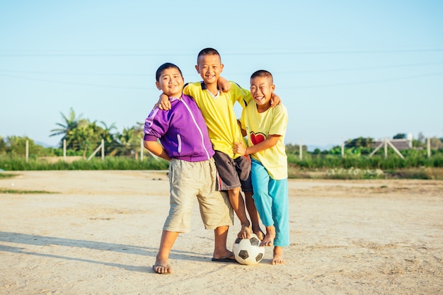 Il gruppo dei bambini (ragazzi) sta giocando a calcio di calcio per l&#39;esercitazione nel giorno del sole.