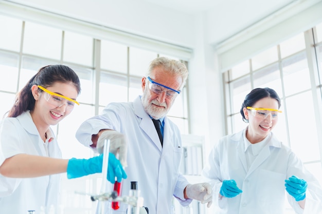 Il gruppo dell&#39;insegnante e degli studenti di scienza che lavora con i prodotti chimici in laboratorio