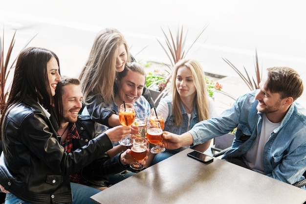 Il gruppo di amici è felice di vedersi. Celebrando l'incontro nel bar di strada.