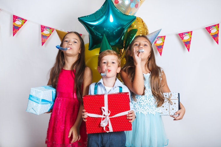 Foto il gruppo di bambini celebra insieme la festa di compleanno