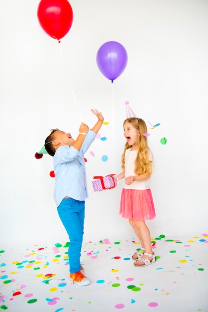 Il gruppo di bambini celebra insieme la festa di compleanno