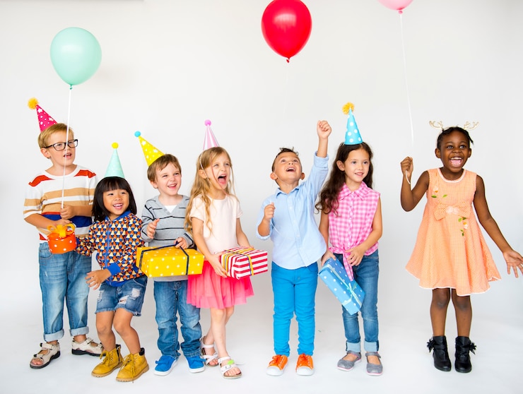 Foto il gruppo di bambini celebra insieme la festa di compleanno
