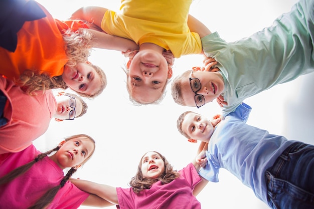 Il gruppo di bambini che salutano alla telecamera