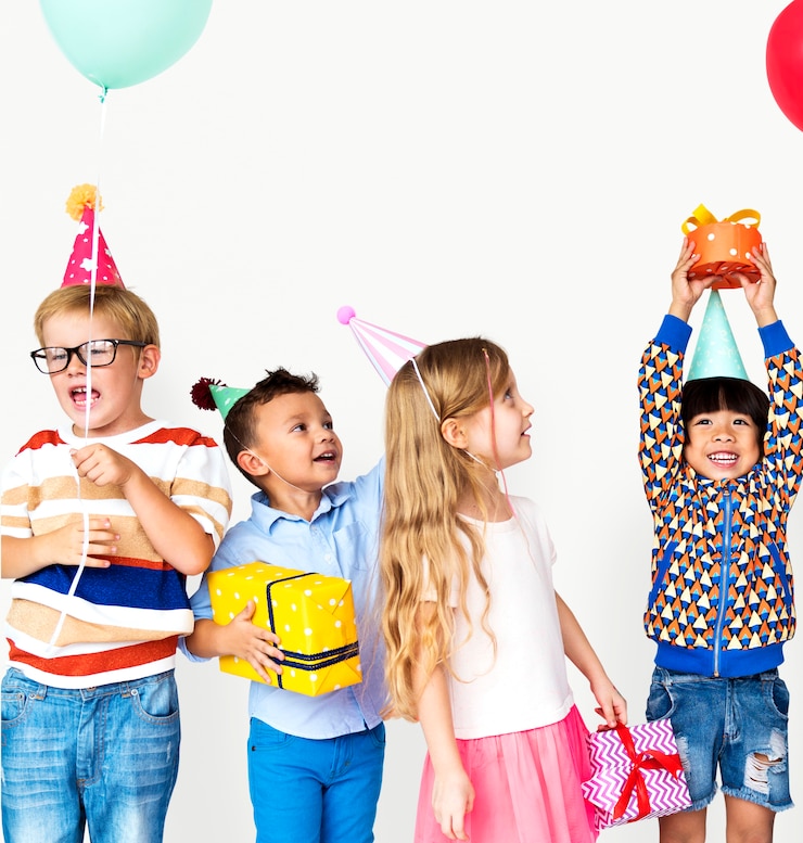 Foto il gruppo di bambini di diversità fa festa insieme