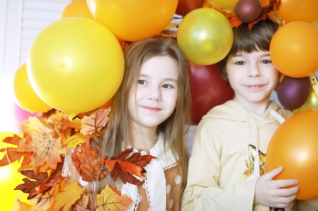 Il gruppo di bambini felici si diverte e gioca al concetto di educazione prescolare al coperto dell'asilo con l'insegnante