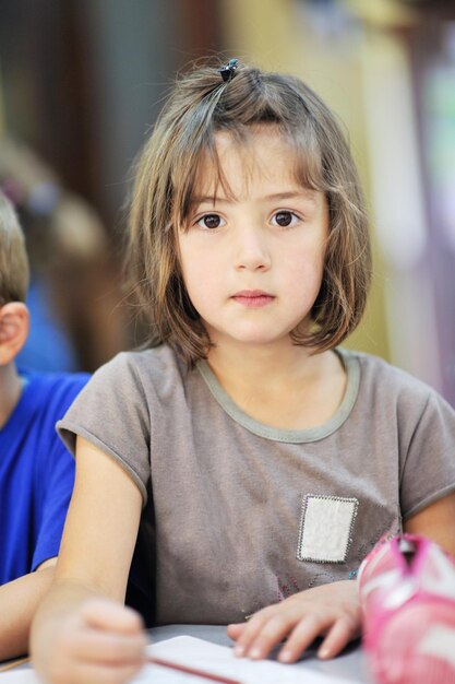 il gruppo di bambini felici si diverte e gioca al concetto di educazione prescolare al coperto dell'asilo con l'insegnante